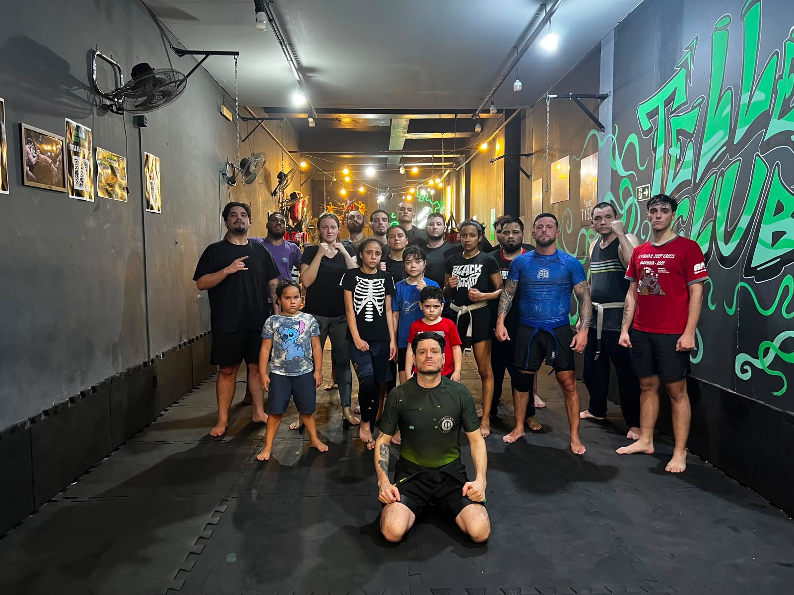Turma completa da Telles Club reunida no tatame, adultos e crianças