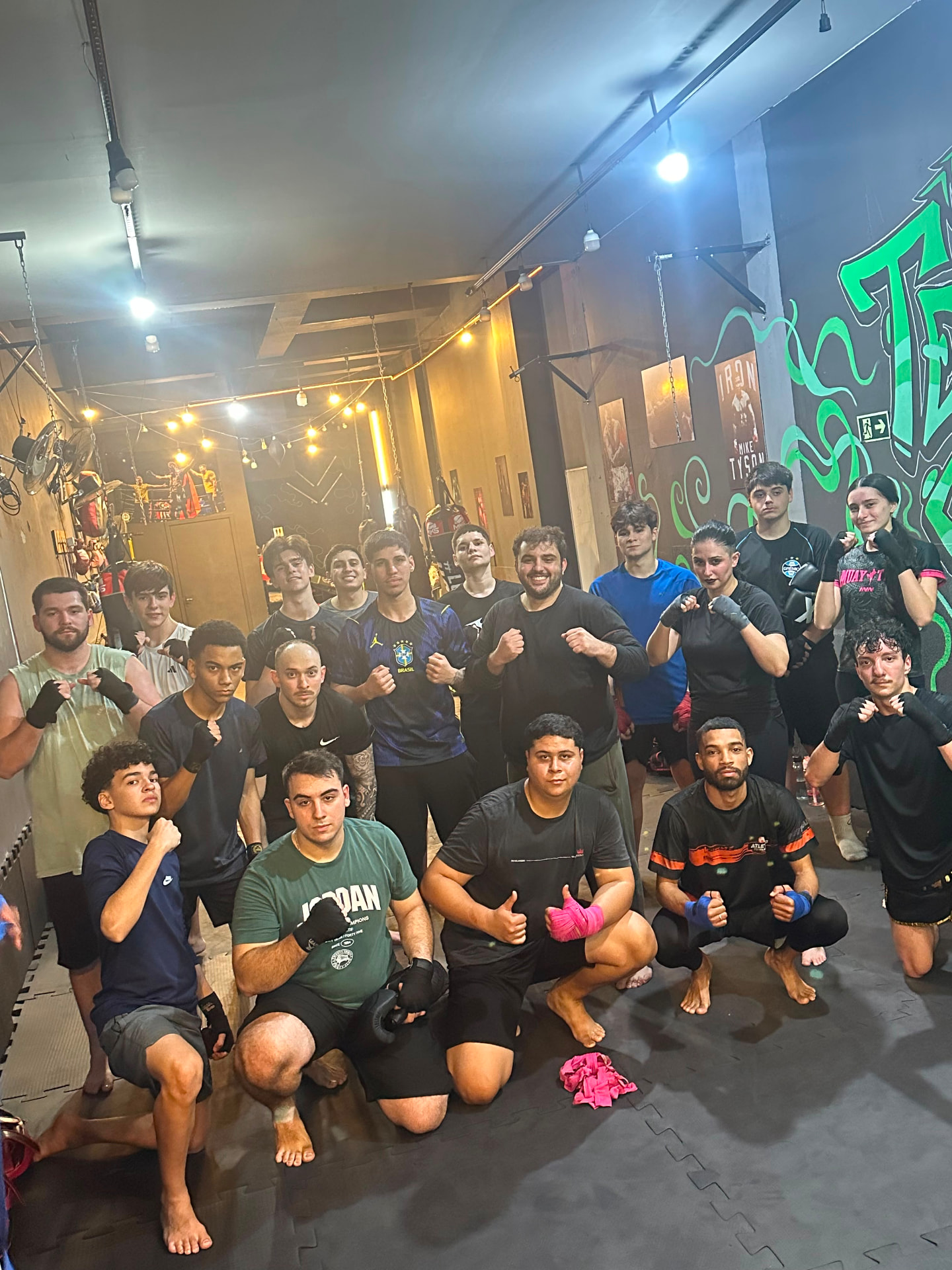 Grupo de alunos da Telles Club posando após a aula